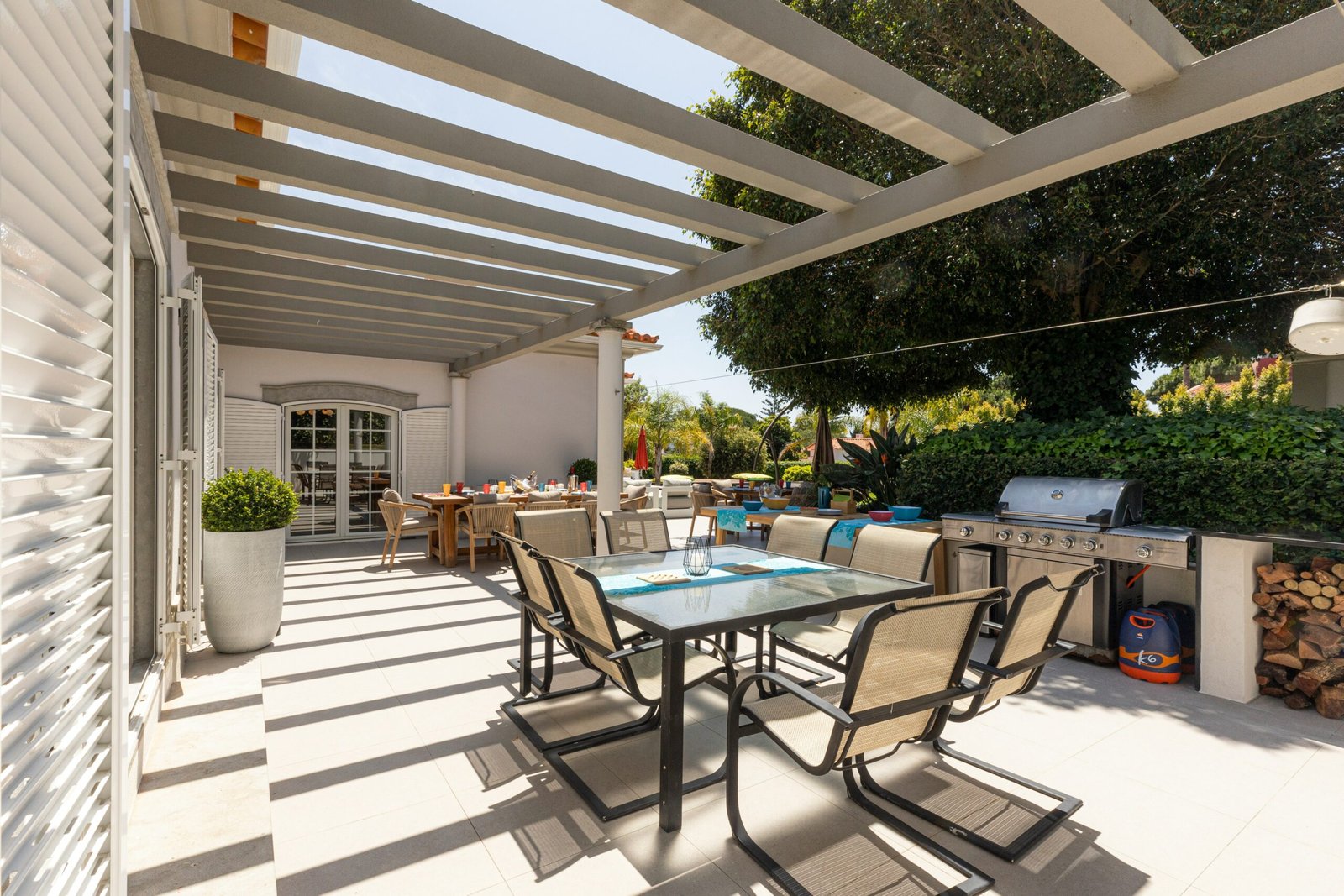 Wie eine Terrassenüberdachung mit Faltdach den Sommer revolutioniert