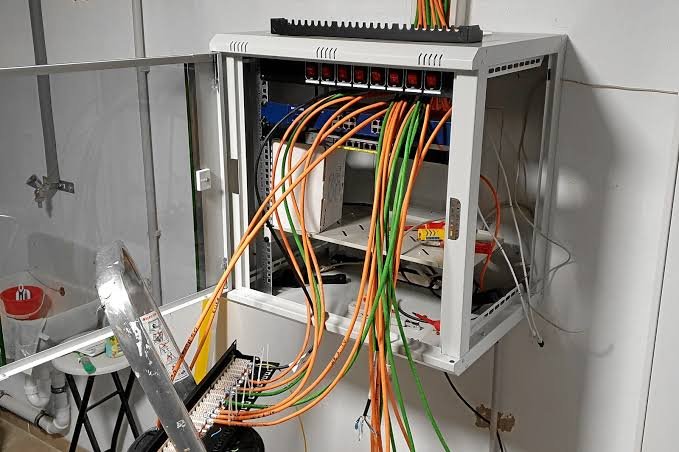 Heimnetzwerk aufräumen: Warum ein 19-Zoll-Netzwerkschrank Ordnung schafft
